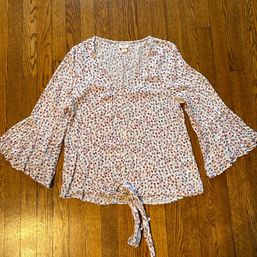 Mossimo pretty tie front, button front blouse, Size M
